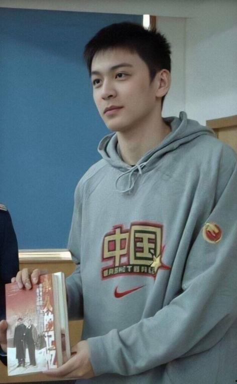 男明星网红手机壳,揭秘男明星网红的时尚选择