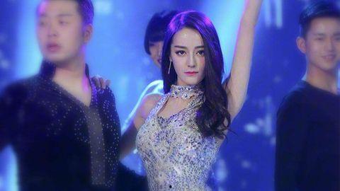 明星网红熊跳舞图片,网红明星的动感舞姿瞬间